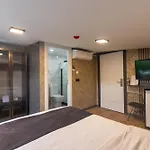 Hotel Nomad Hub *